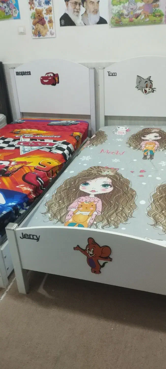 تعدادی تخت یک نفره دو نفره و دو طبقه با تشک درحد|تخت و سرویس خواب|زاهدان, |دیوار