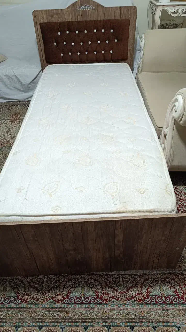 تخت یه نفره سایز 2در 90 همراه تشک|تخت و سرویس خواب|شاهینشهر, مخابرات (شهید بهشتی)|دیوار