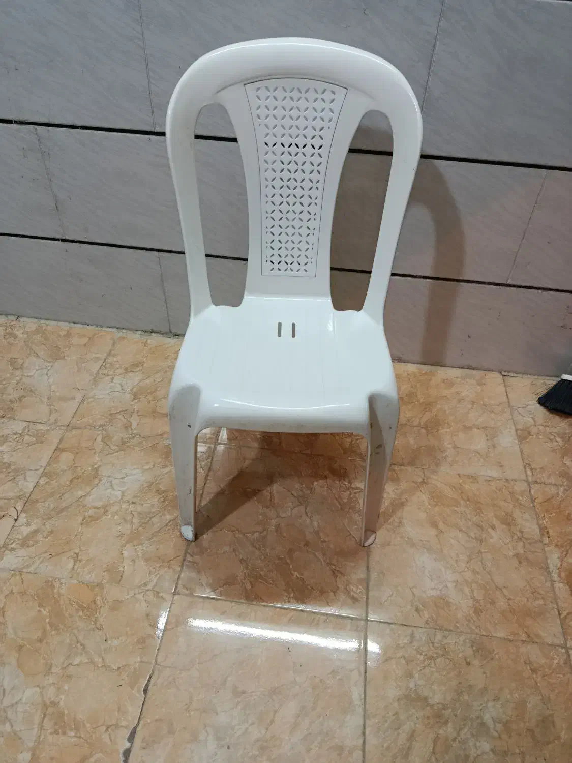 صندلی پلاستیکی در حد|صندلی و نیمکت|کردکوی, |دیوار