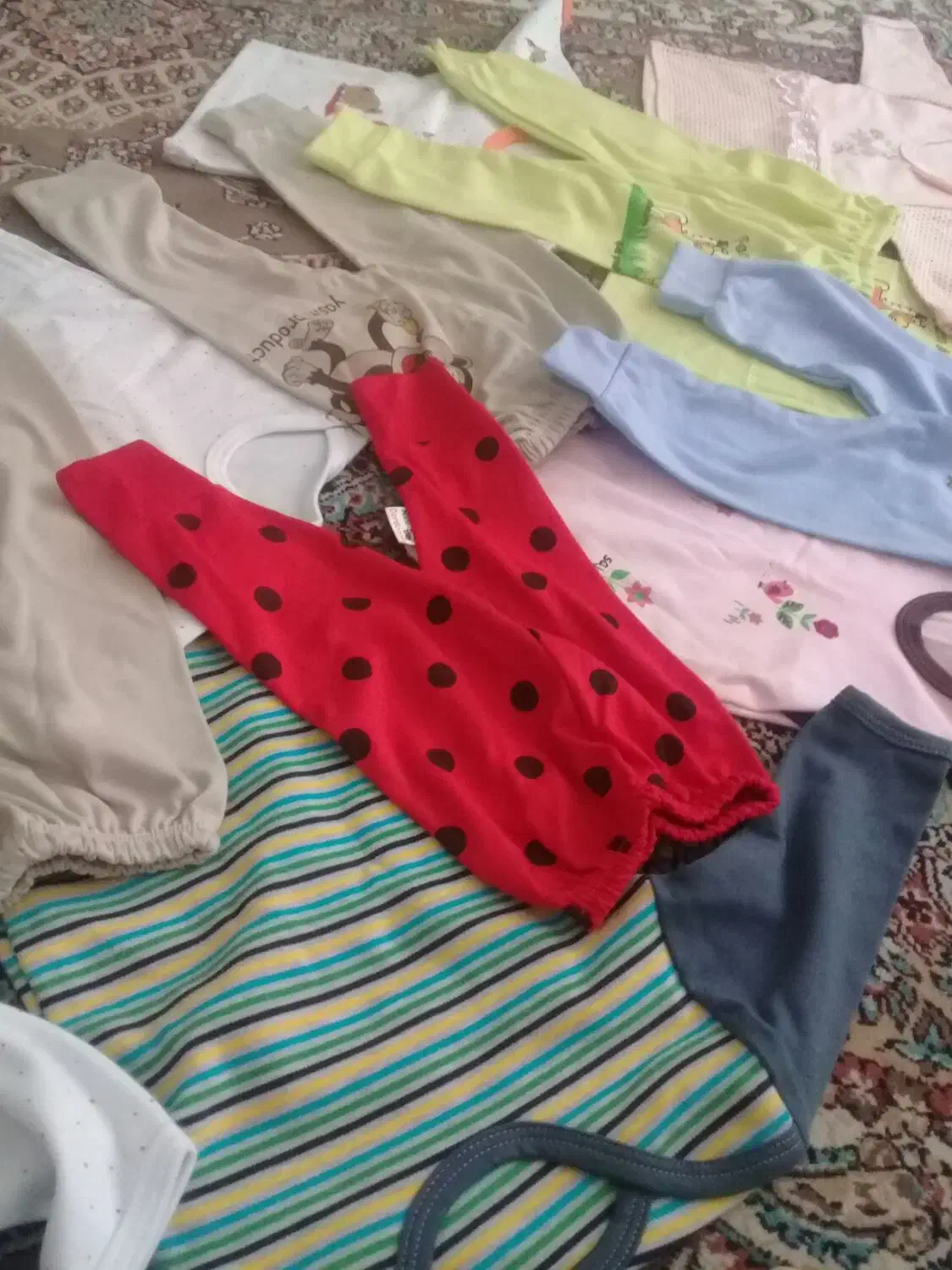 لباس بچه|کفش و لباس بچه|بومهن, |دیوار