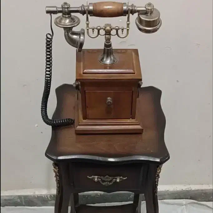 تلفن رومیزی چوبی کلاسیک بهمراه میز ایستاده کشو دار|تلفن رومیزی|کاشان, باغ ماجد|دیوار