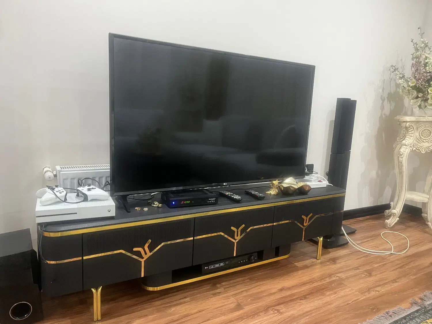 میزنلویزیون و میز وسط و دوتا عسلی ست در حدنو|میز تلویزیون|گرمدره, |دیوار