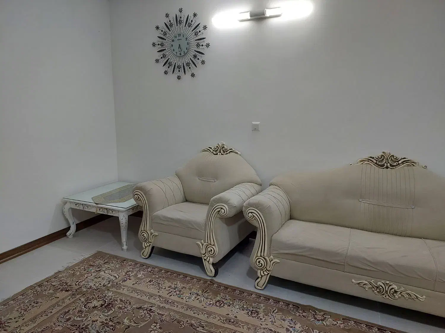 مبل هفت نفره کرم رنگ|مبلمان خانگی و میز عسلی|شیراز, احمدی جنوبی|دیوار