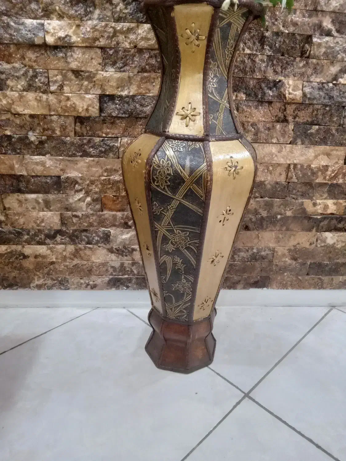 گلدان چوبی وچرمی بزرگ|صنایع دستی و سایر لوازم تزئینی|تهران, جیحون|دیوار