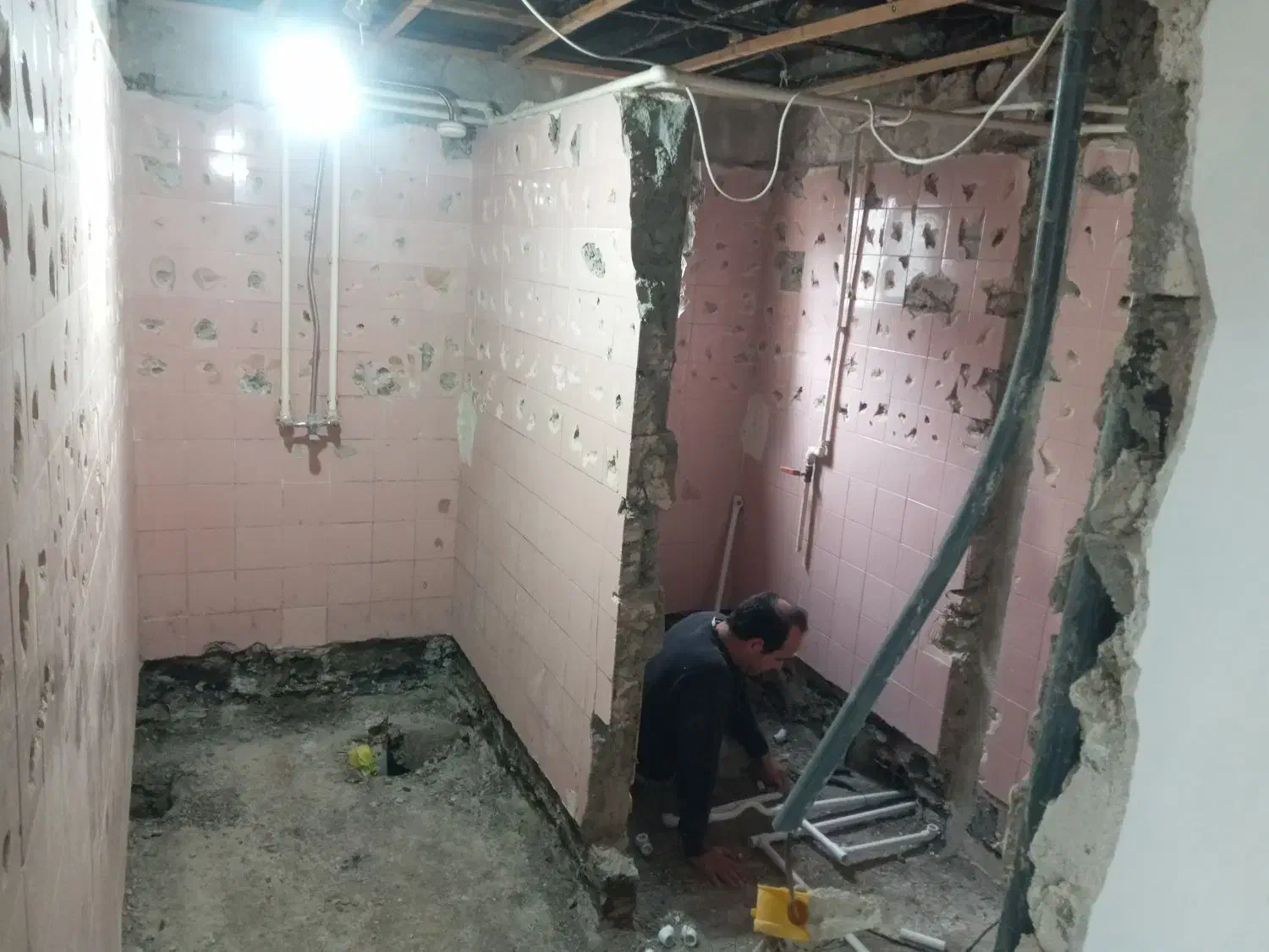تخریب وبازسازی سرویس بهداشتی .بنای.کاشیکار|خدمات پیشه و مهارت|رشت, بوسار|دیوار