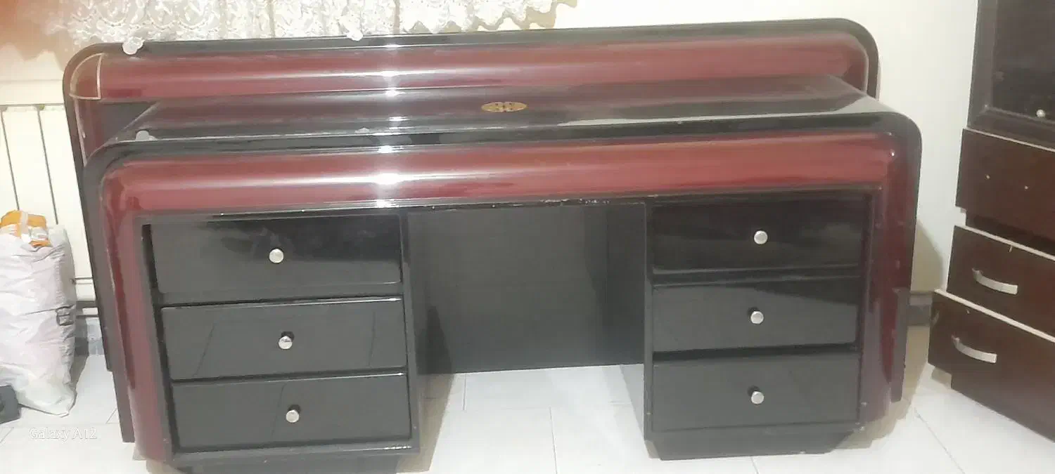 آبنما و میز|میز تحریر و کامپیوتر|پرند, فاز ۱|دیوار