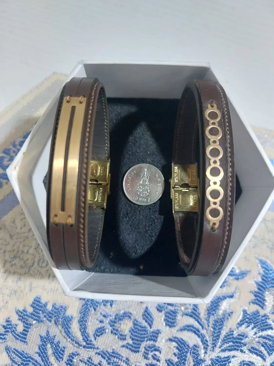 دستبند طلا و چرم|جواهرات|آستانه اشرفیه, |دیوار