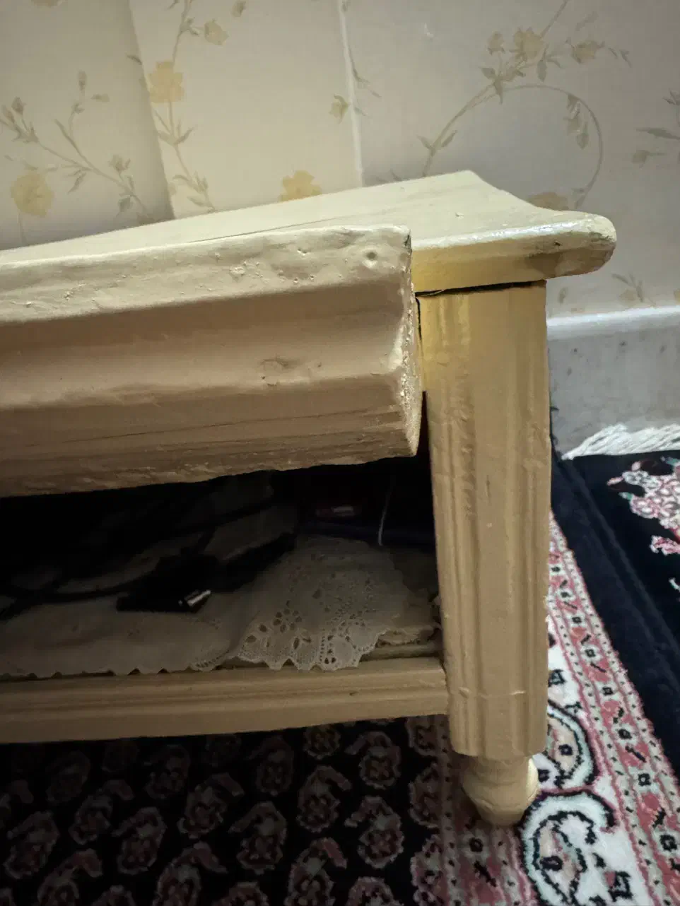 میز چوبی قدیمی|کلکسیون اشیاء عتیقه|زنجان, |دیوار