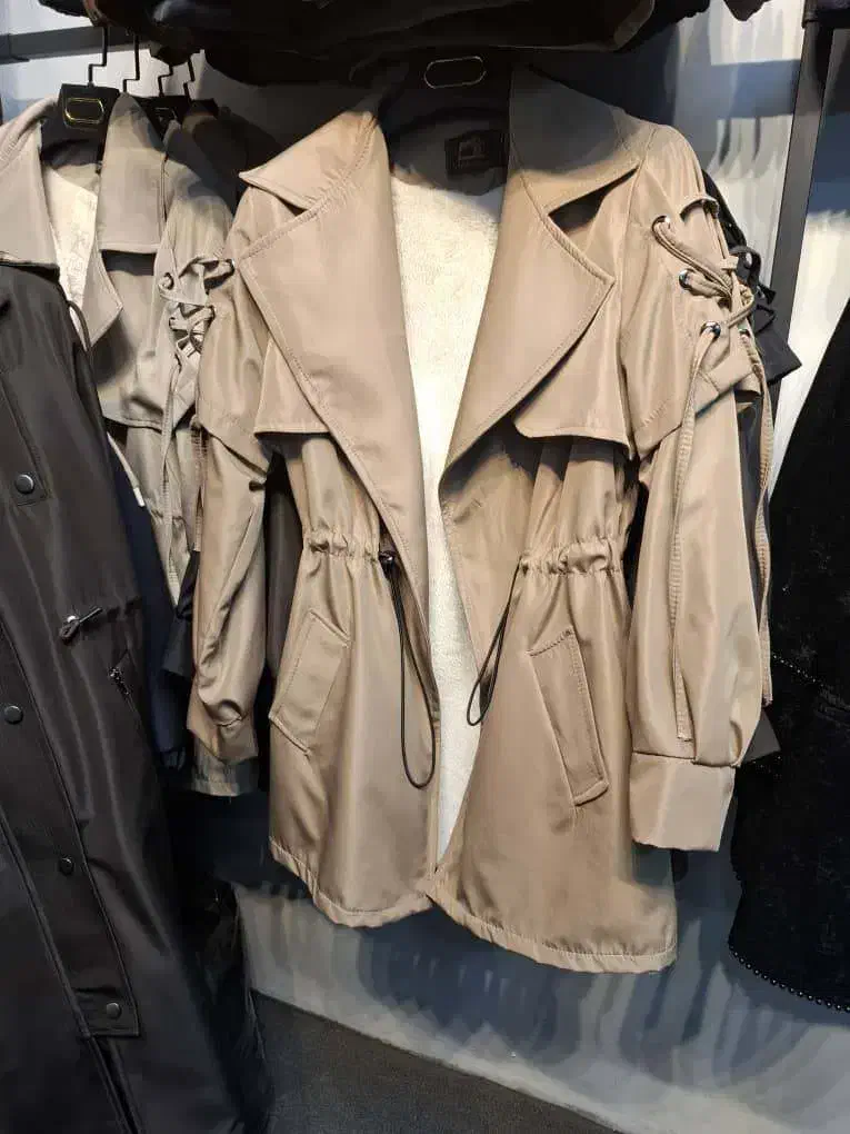 پالتو|لباس|اصفهان, فجر|دیوار