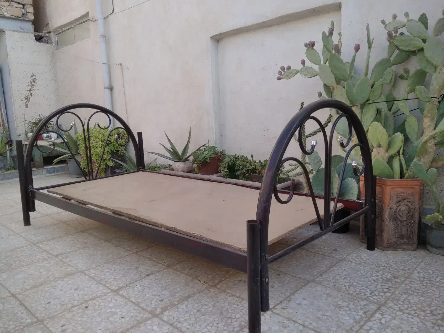 تخت یک نفره فلزی|تخت و سرویس خواب|قنوات, |دیوار