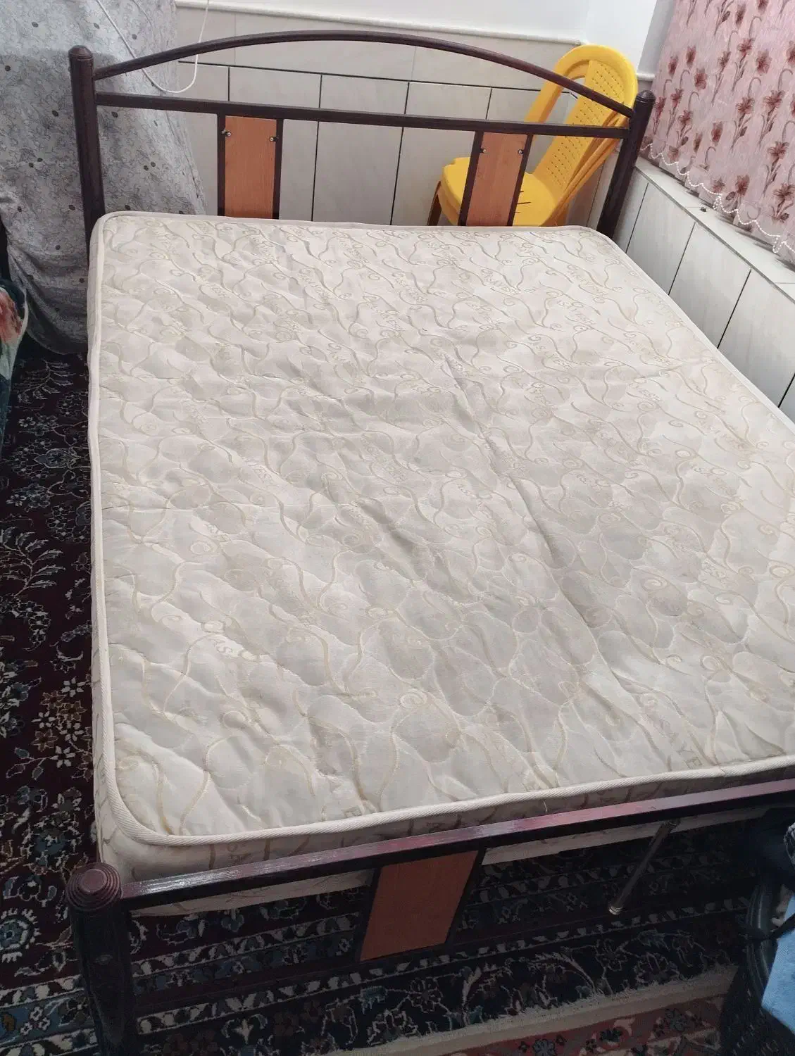 تخت دونفره همراه با تشک|تخت و سرویس خواب|بهمن صغاد, |دیوار