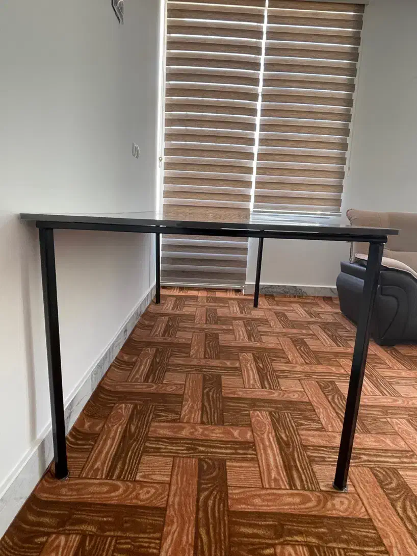 میز بزرگ|میز تحریر و کامپیوتر|مبارکه, |دیوار