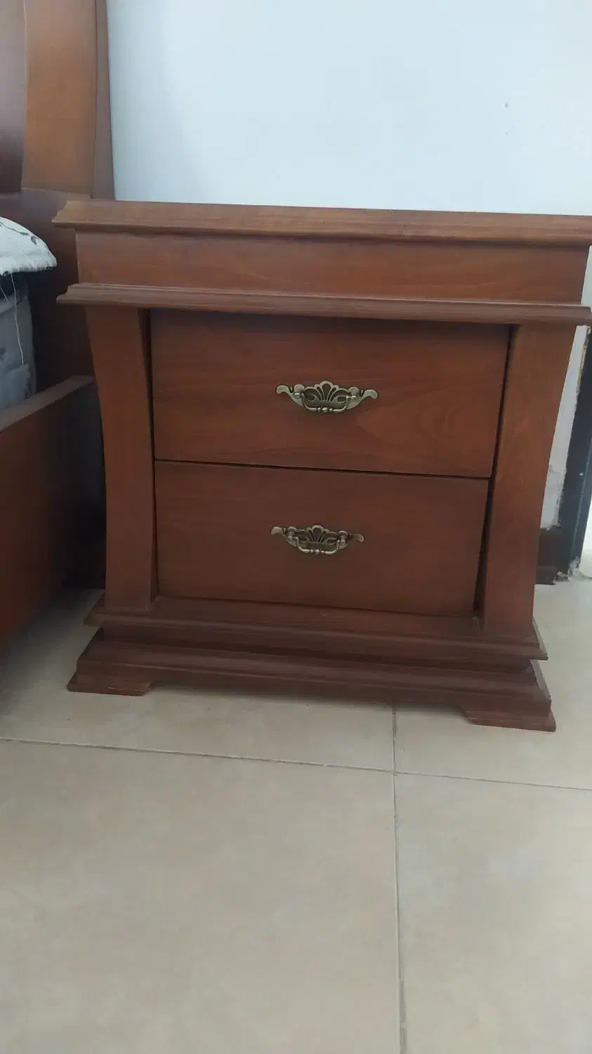 سرویس خواب در حد نو|تخت و سرویس خواب|صدرا-فارس, فاز ۱|دیوار