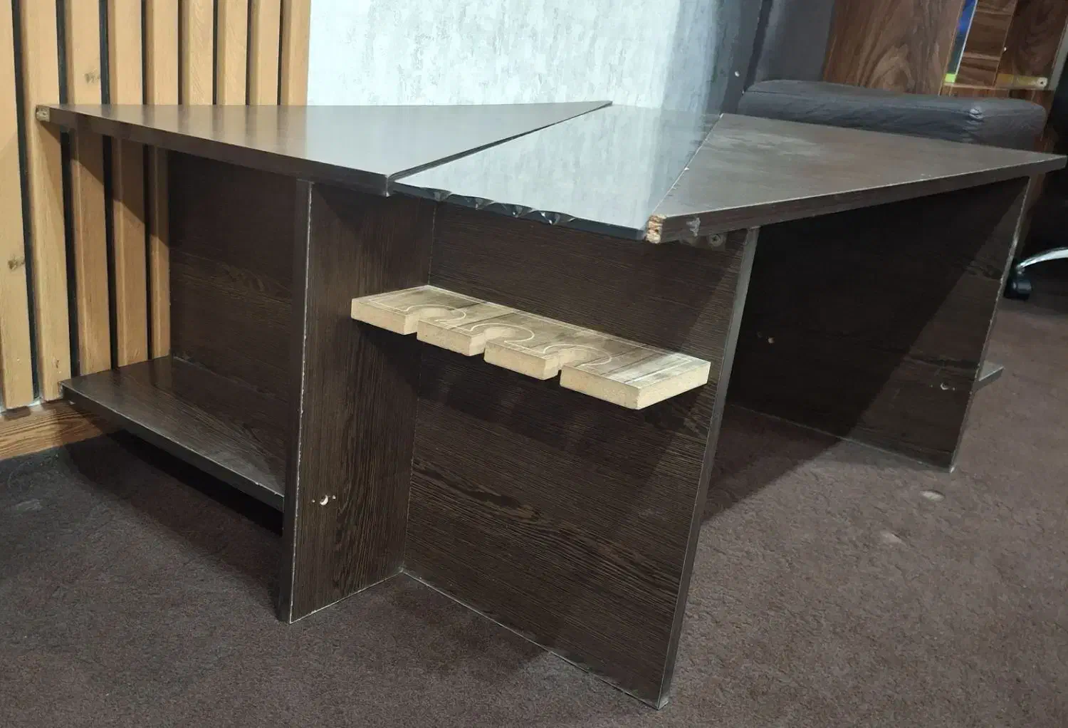 فروش مبل ۳ نفره و یک ساعت ایستاده و میز بزرگ وسط|مبلمان خانگی و میز عسلی|دورود, |دیوار