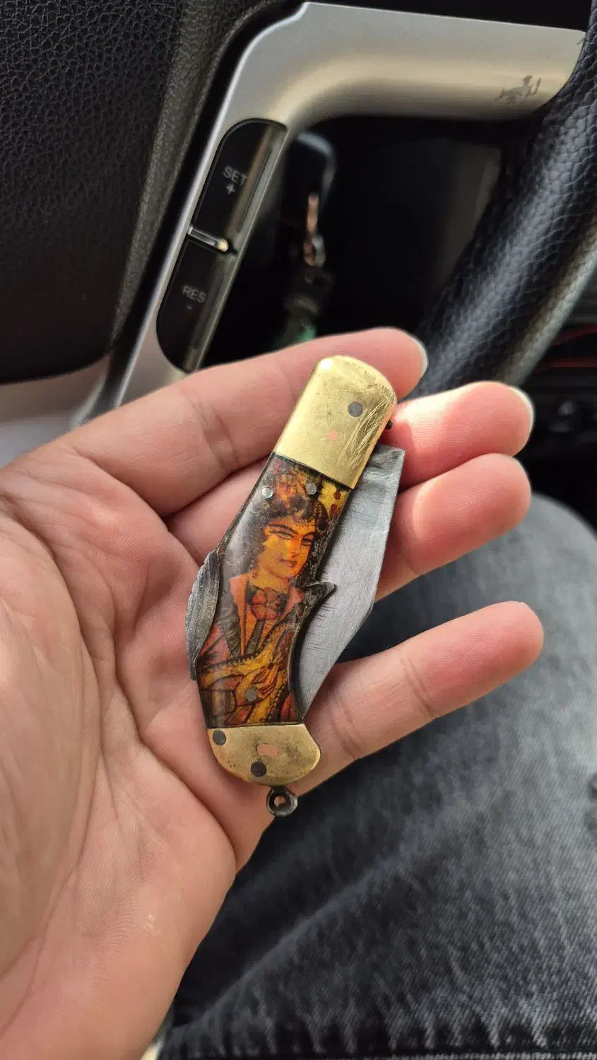 چاقوی کلکسیونی ضامن دار|کلکسیون اشیاء عتیقه|مرودشت, گندم|دیوار