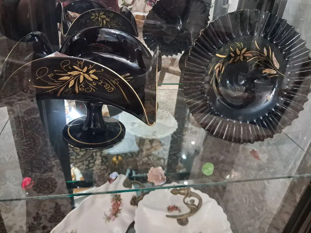 ظروف شیک مشکی جنس کریستال داخل ویترین تمیز و سالم|ظروف سرو و پذیرایی|تربتحیدریه, حسنی بالا|دیوار