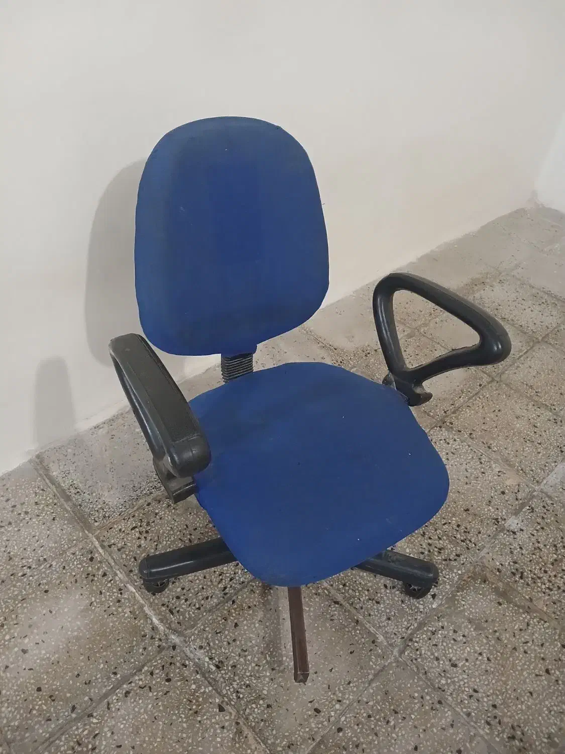 صندلی و دیویدی|صندلی و نیمکت|بروجرد, |دیوار