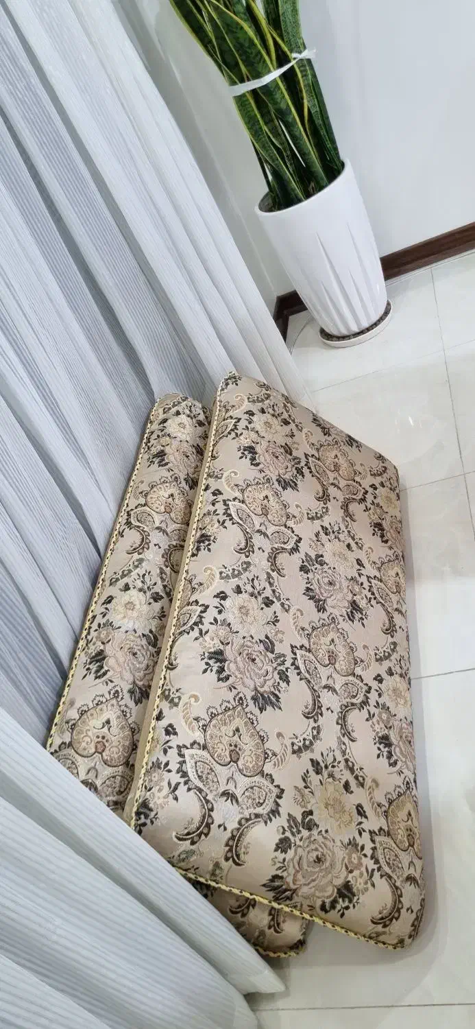 یک جفت پشتی سالم|پشتی|شاهین‌شهر, مخابرات (شهید بهشتی)|دیوار