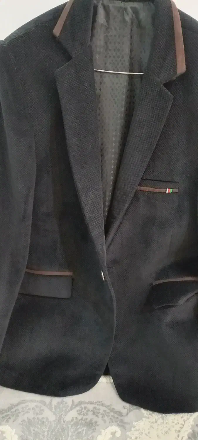 دو عدد کت تک|لباس|قروه, |دیوار