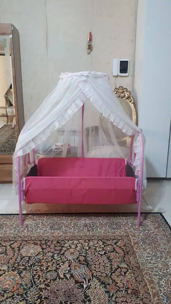 گهواره صورتی|تخت و صندلی بچه|پرند, فاز ۴|دیوار