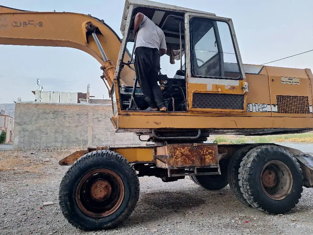 بیل لاستیکی۹۱۲ هپکو. لودر ...پیکور یا چکش سوسان۴۰|خودرو سنگین|تهران, جیحون|دیوار