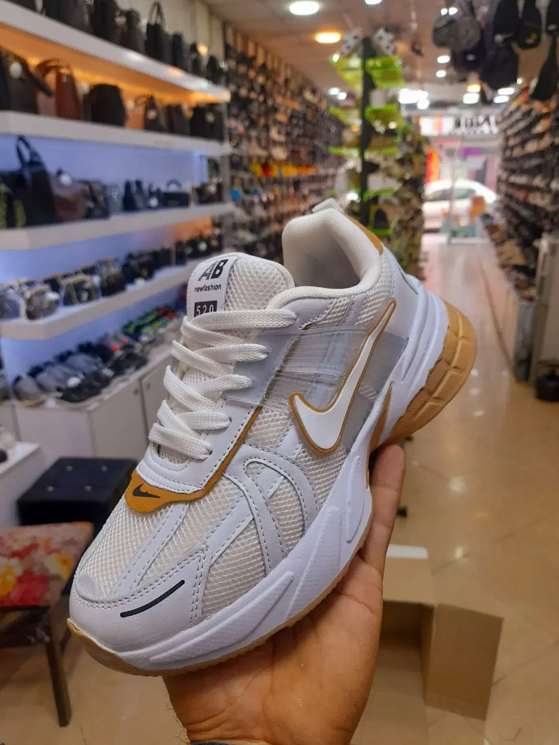 فروش کتانی نایک v2k نرم و سبک و راحت|کیف، کفش، کمربند|قم, شاه ابراهیم|دیوار