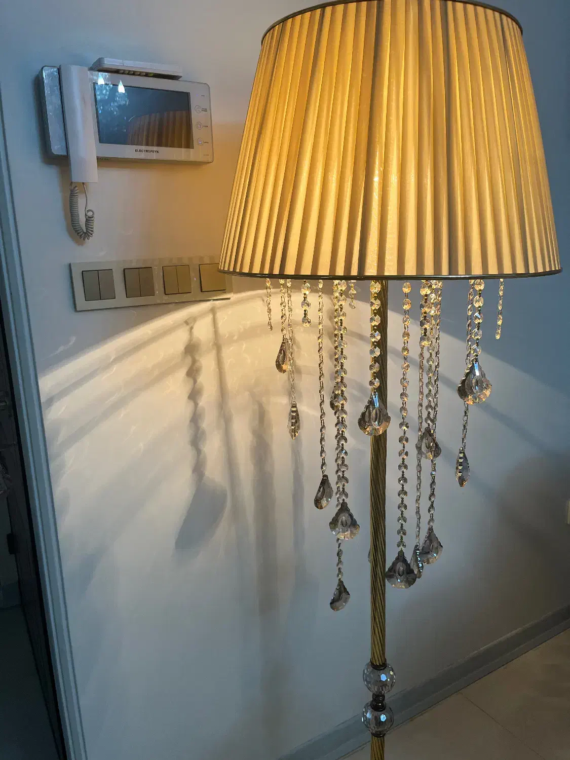آباژور بسیار شیک پایه بلند کاملا نو و سالم|چراغ خواب و آباژور|ری, منصوریه منگل|دیوار