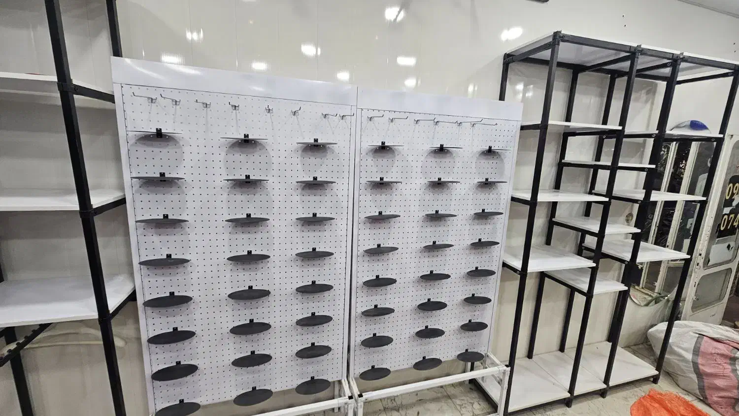 قفسه و ویترین مغازه|کتابخانه، شلف، قفسه‌های دیواری|میبد, |دیوار