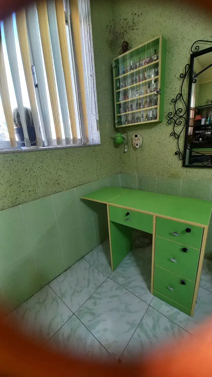 میزمیز ناخن با ویترین دیواری و ویترین کشو دار|آرایشگاه و سالنهای زیبایی|اردبیل, |دیوار