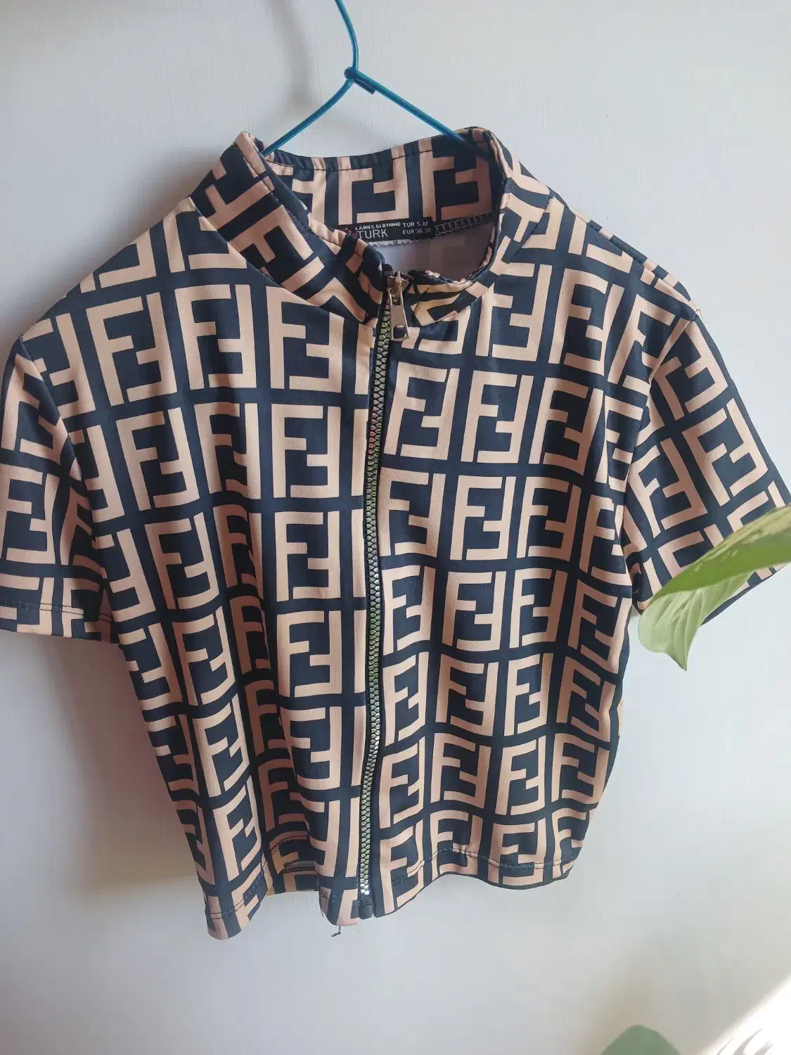 نیم تنه|لباس|محمدیه-قزوین, |دیوار