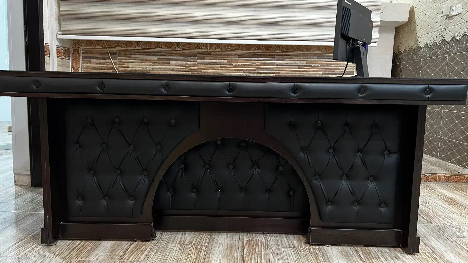 ست مبل چرمی - میز مدیریتی چرم دوزی|مبلمان اداری|قشم, |دیوار