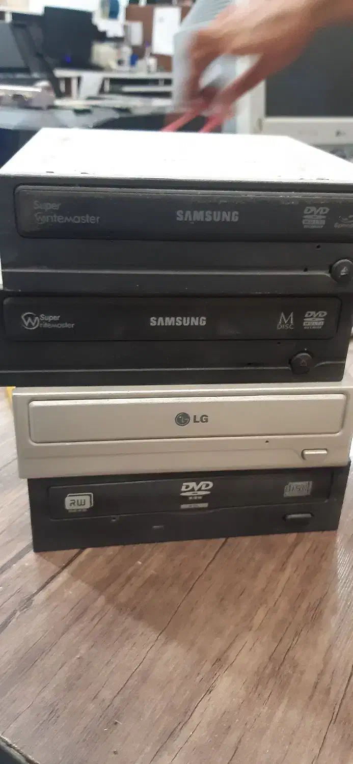 تعدادی ۲عدد مانیتور و۴عدد رم ریدر|قطعات و لوازم جانبی رایانه|زاهدان, |دیوار