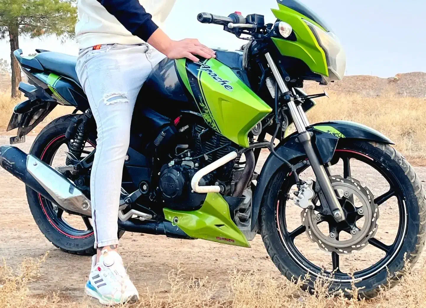 اپاچی|موتورسیکلت|تربت جام, جامرود|دیوار