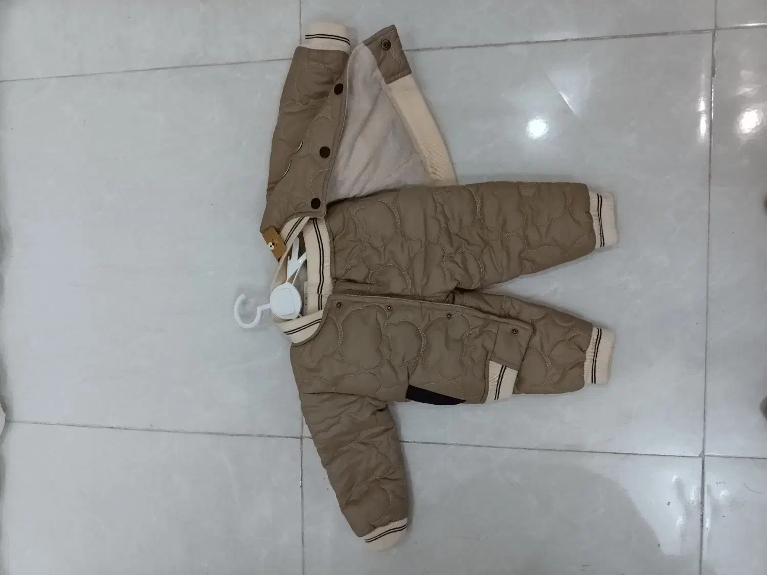 لباس بچگانه|لباس|قروه, |دیوار