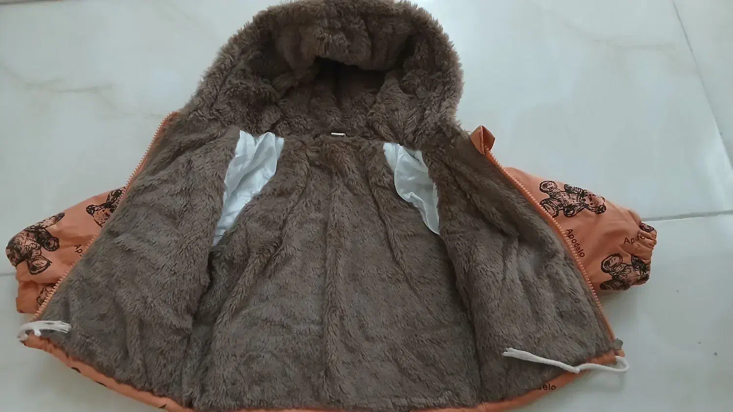 تعدادی کاپشن و لباس بچگانه|کفش و لباس بچه|اندیشه, اندیشه فاز ۱|دیوار