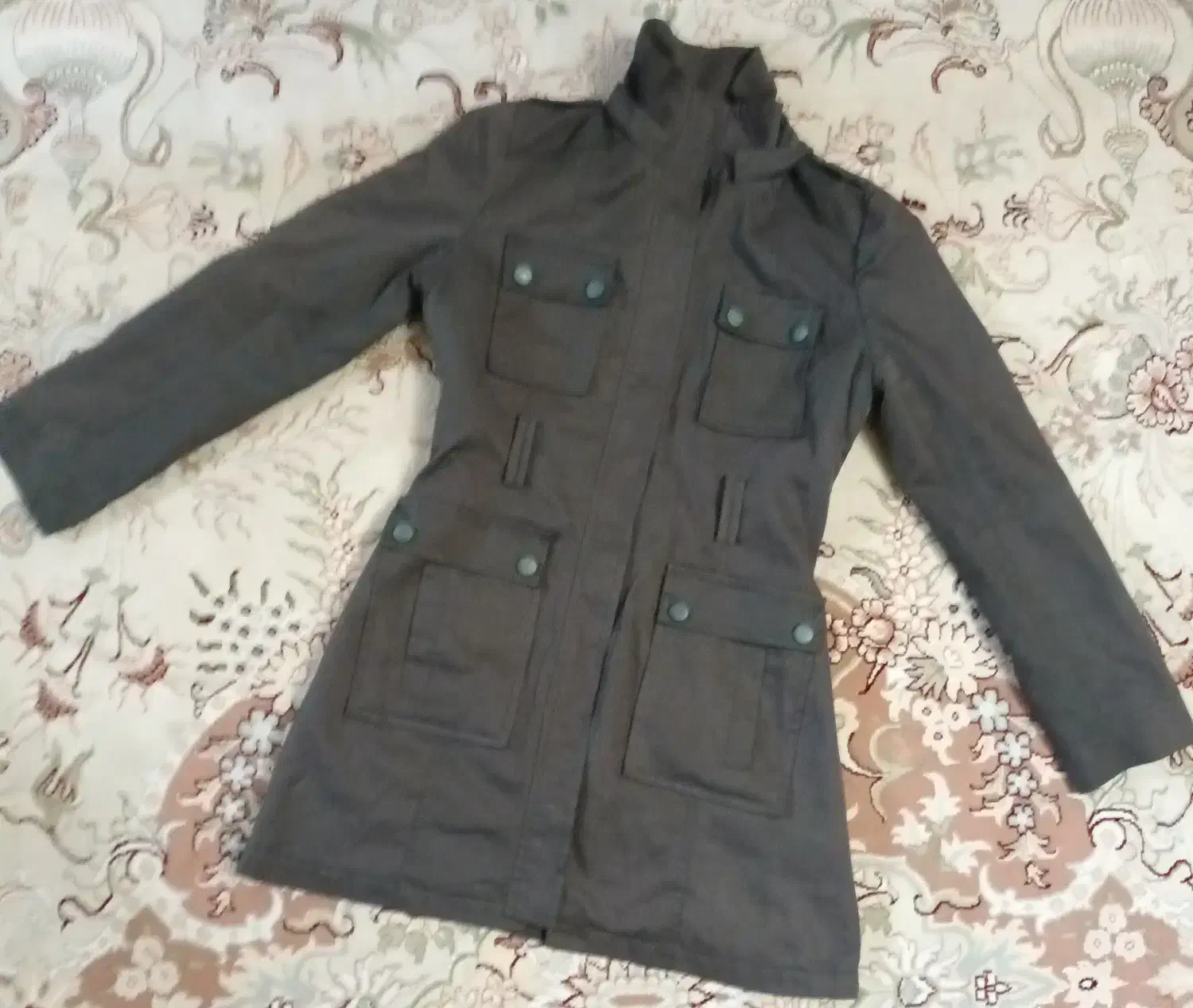 پوشاک|لباس|رباط‌کریم, کیکاور|دیوار