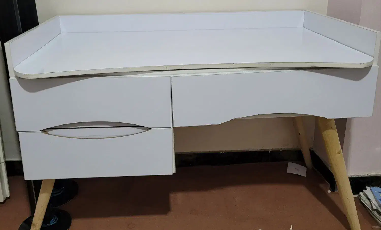 میز تحریر|میز تحریر و کامپیوتر|شاهین دژ, |دیوار