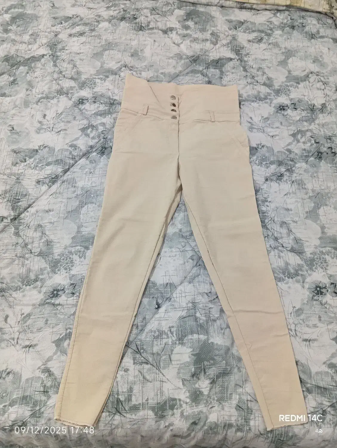 تعدادی لباس|لباس|شیراز, شهدای شهرک سعدی|دیوار