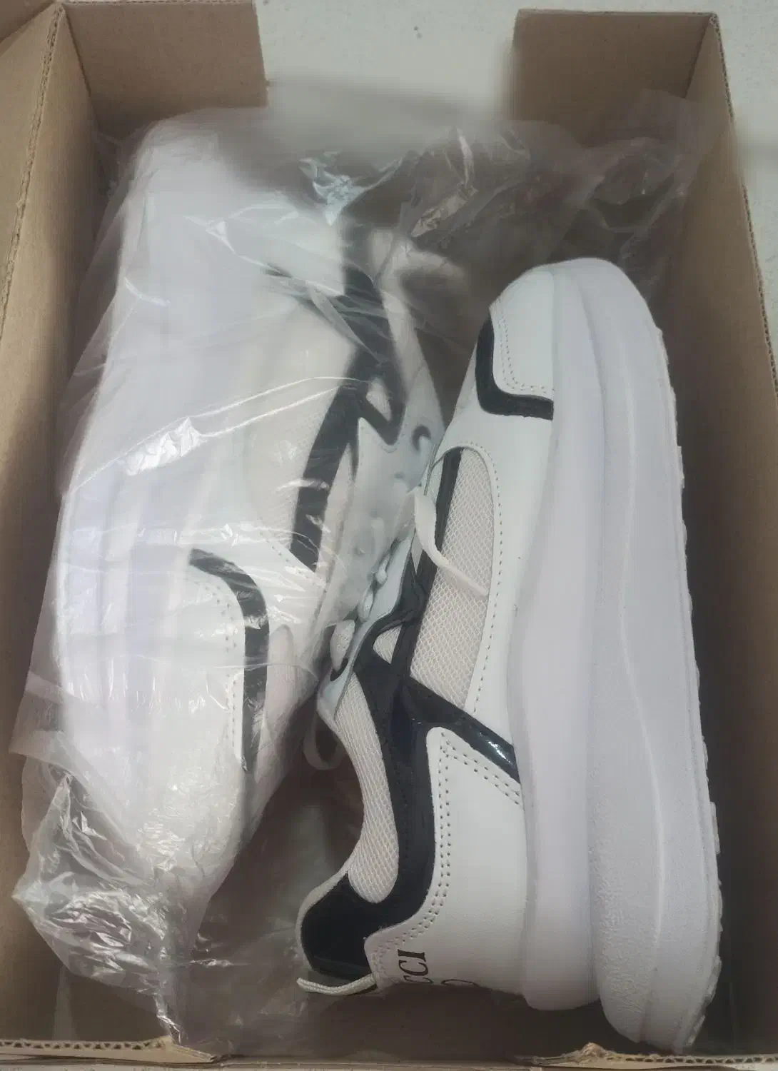 یه جفت کفش اسپرت کاملا نو، سایز 39، به قیمت 400ت|کیف، کفش، کمربند|سبزوار, کوی بهار|دیوار