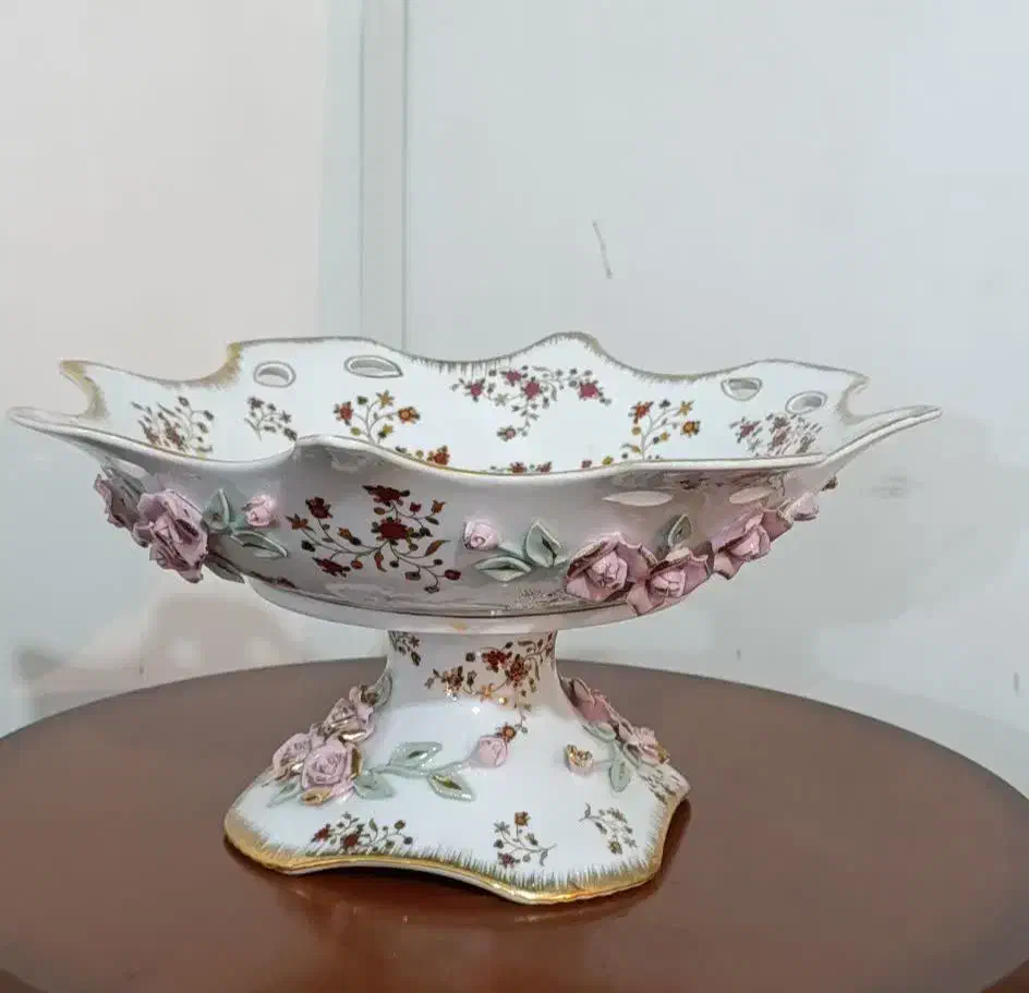 ظروف چینی گل برجسته سایز بزرگ(هرظرف ۳ میلیون)|ظروف سرو و پذیرایی|خرم‌آباد, |دیوار