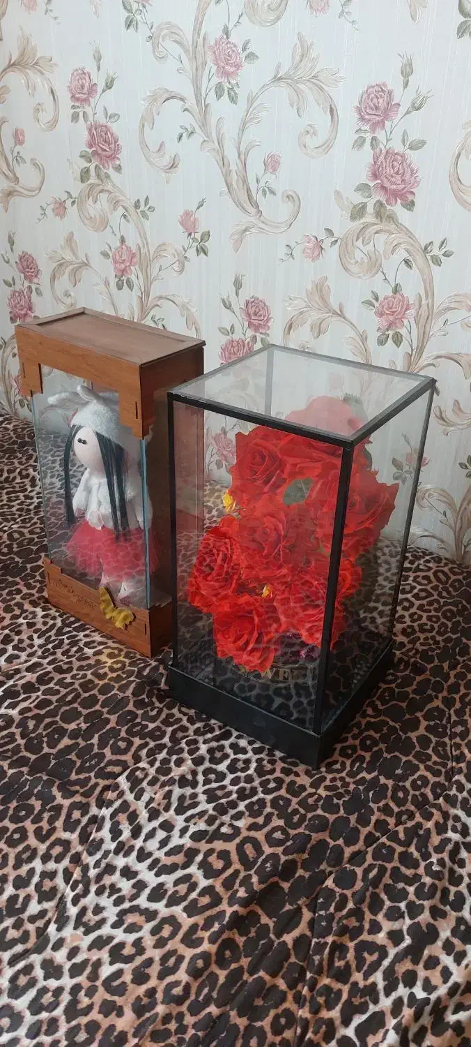 دو عدد عروسک و گل مناسب هدیه دادن|گل مصنوعی|اندیشه, اندیشه فاز ۱|دیوار