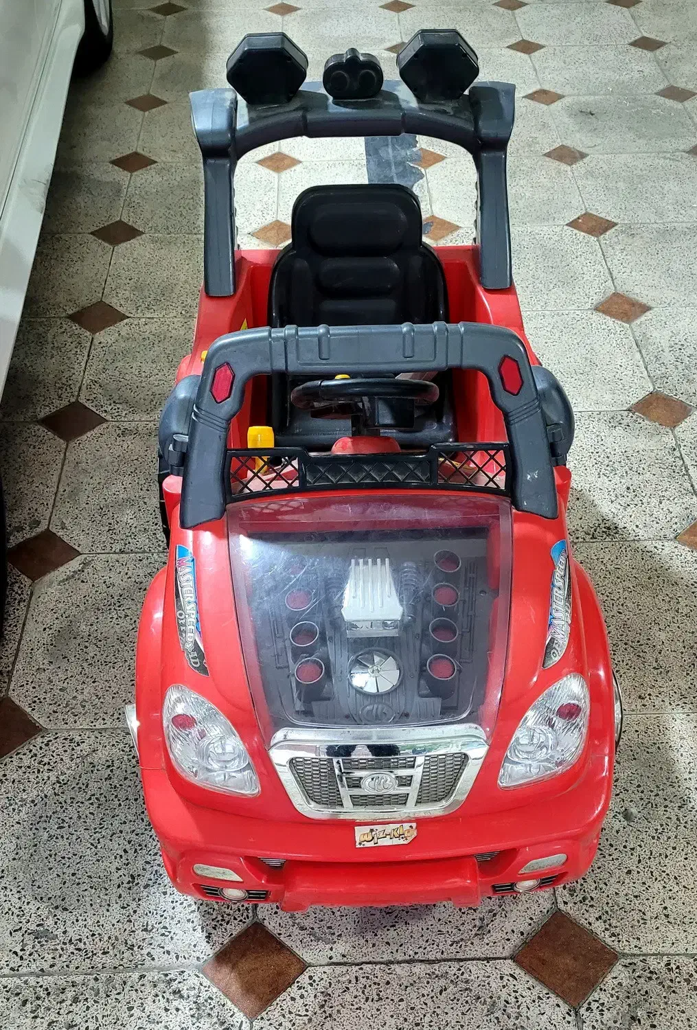 ماشین شارژی دو موتوره کم کارکرد|اسباببازی بچه|همدان, |دیوار