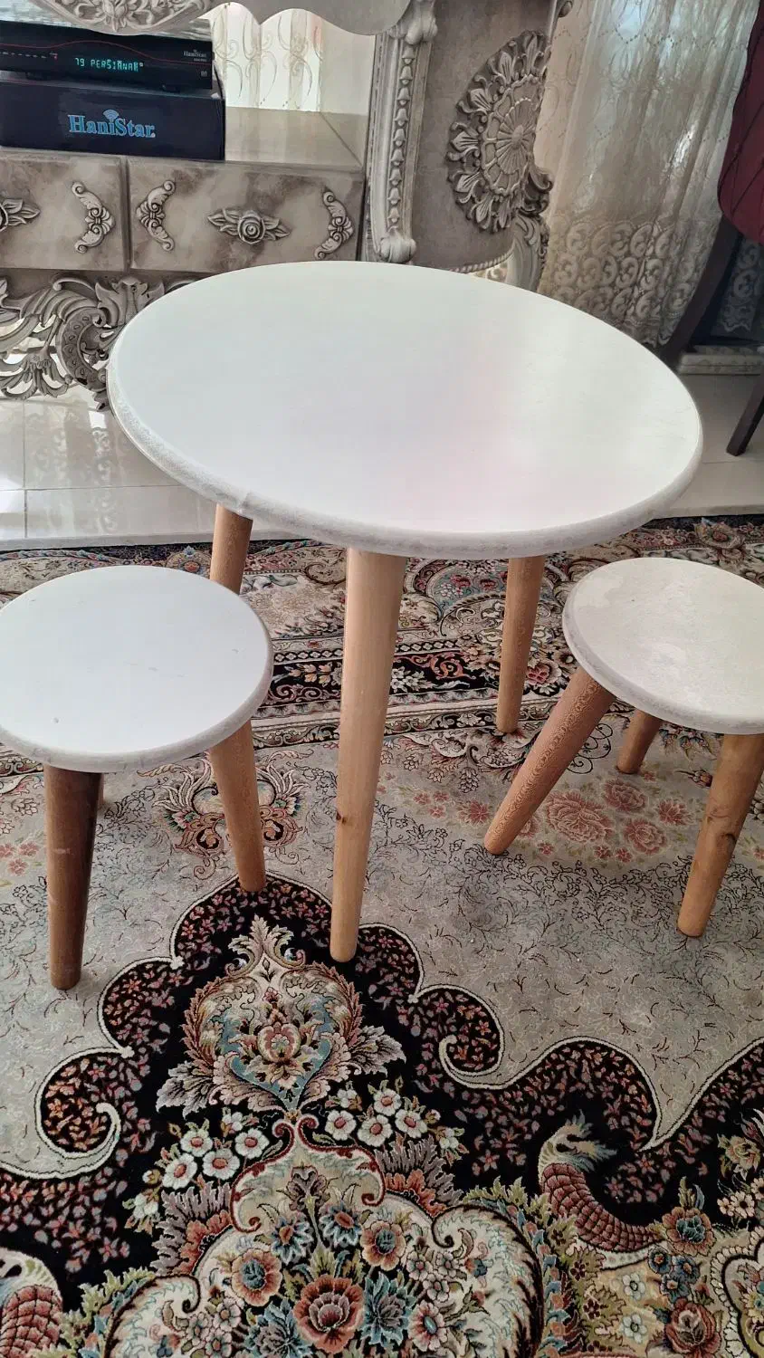 میز با دو عدد صندلی کودک|تخت و صندلی بچه|نجف‌آباد, دانشگاه آزاد نجف آباد|دیوار