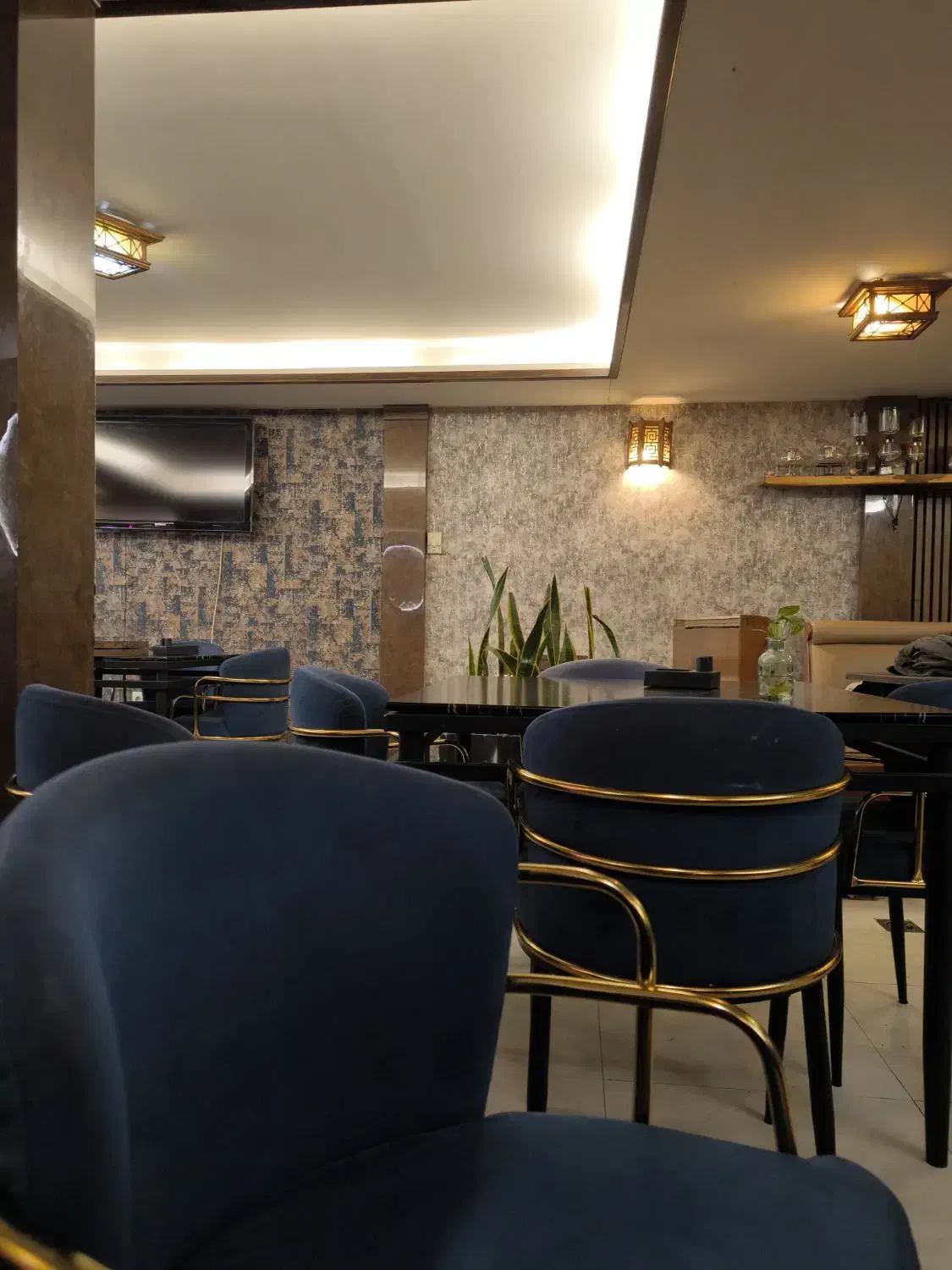 سالن کار خانوم و آقا ویتر و نیروی ساده|استخدام خدمات فروشگاه و رستوران|تهران, نجات اللهی|دیوار