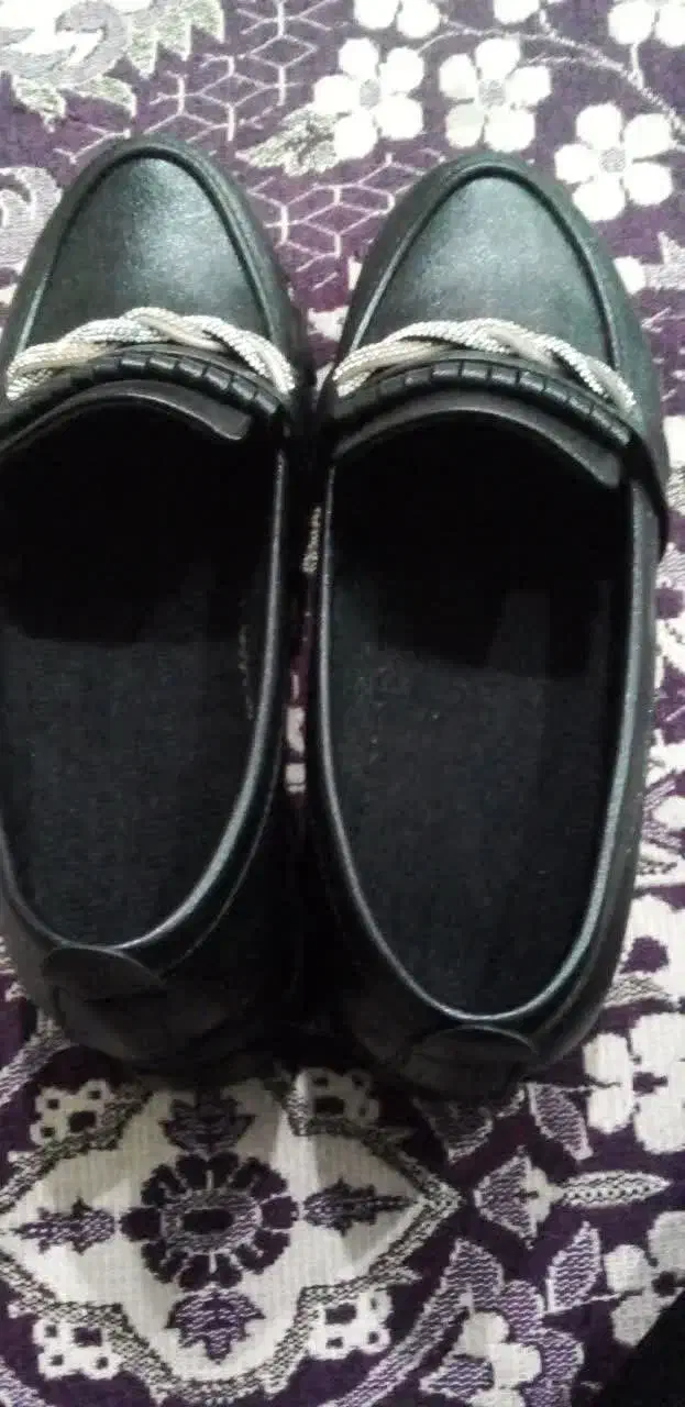 کفش|کیف، کفش، کمربند|بم, |دیوار