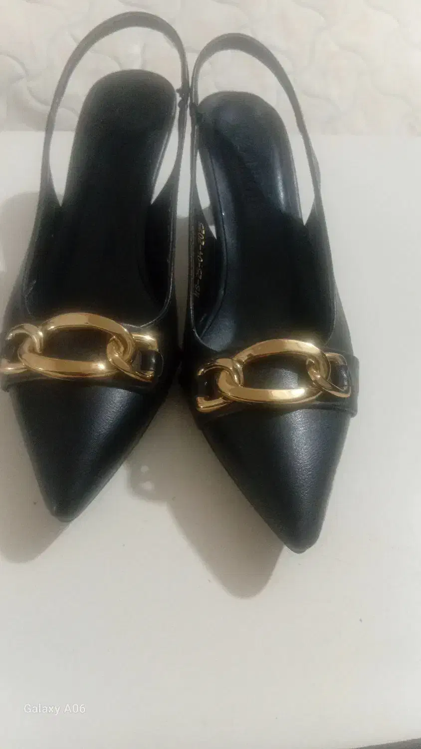 کفش مجلسی|کیف، کفش، کمربند|نیشابور, ده حلاج|دیوار