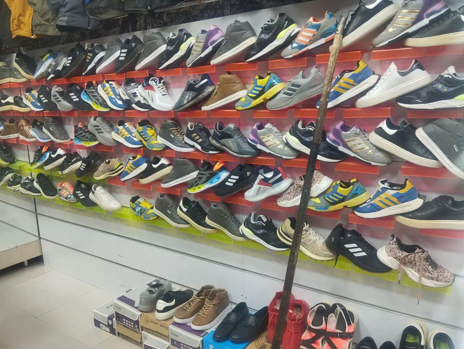 تقریبا 60جفت کتانی به علت تغییر شغل زیر قیمت|کیف، کفش، کمربند|اقبالیه, |دیوار