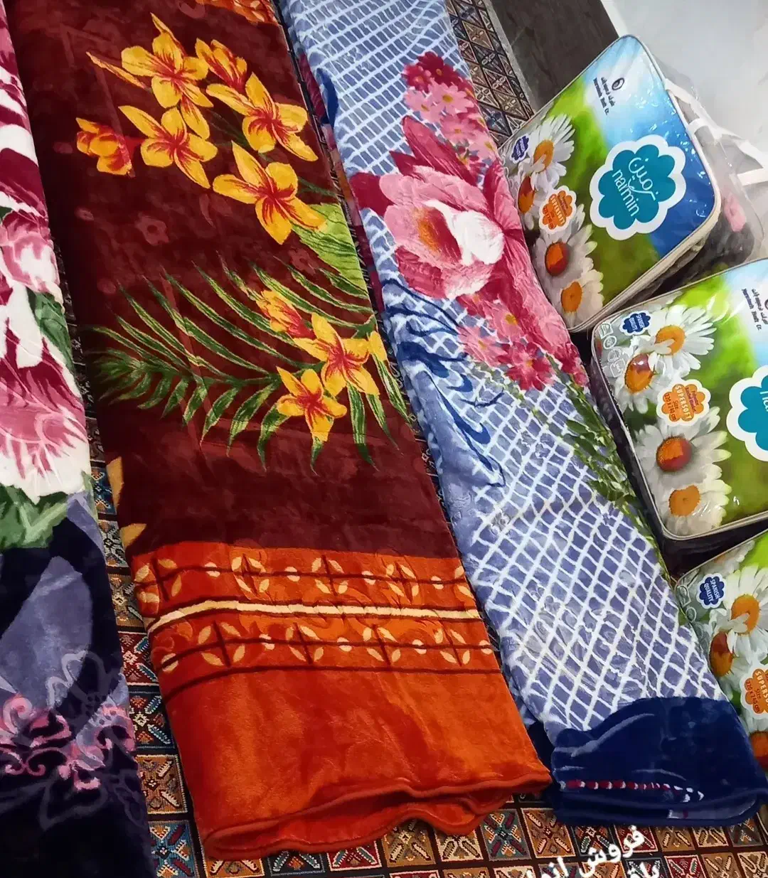 فروش پتو ب صورت تکی و عمده ب قیمت کارخانه|رختخواب، بالش، پتو|الیگودرز, |دیوار