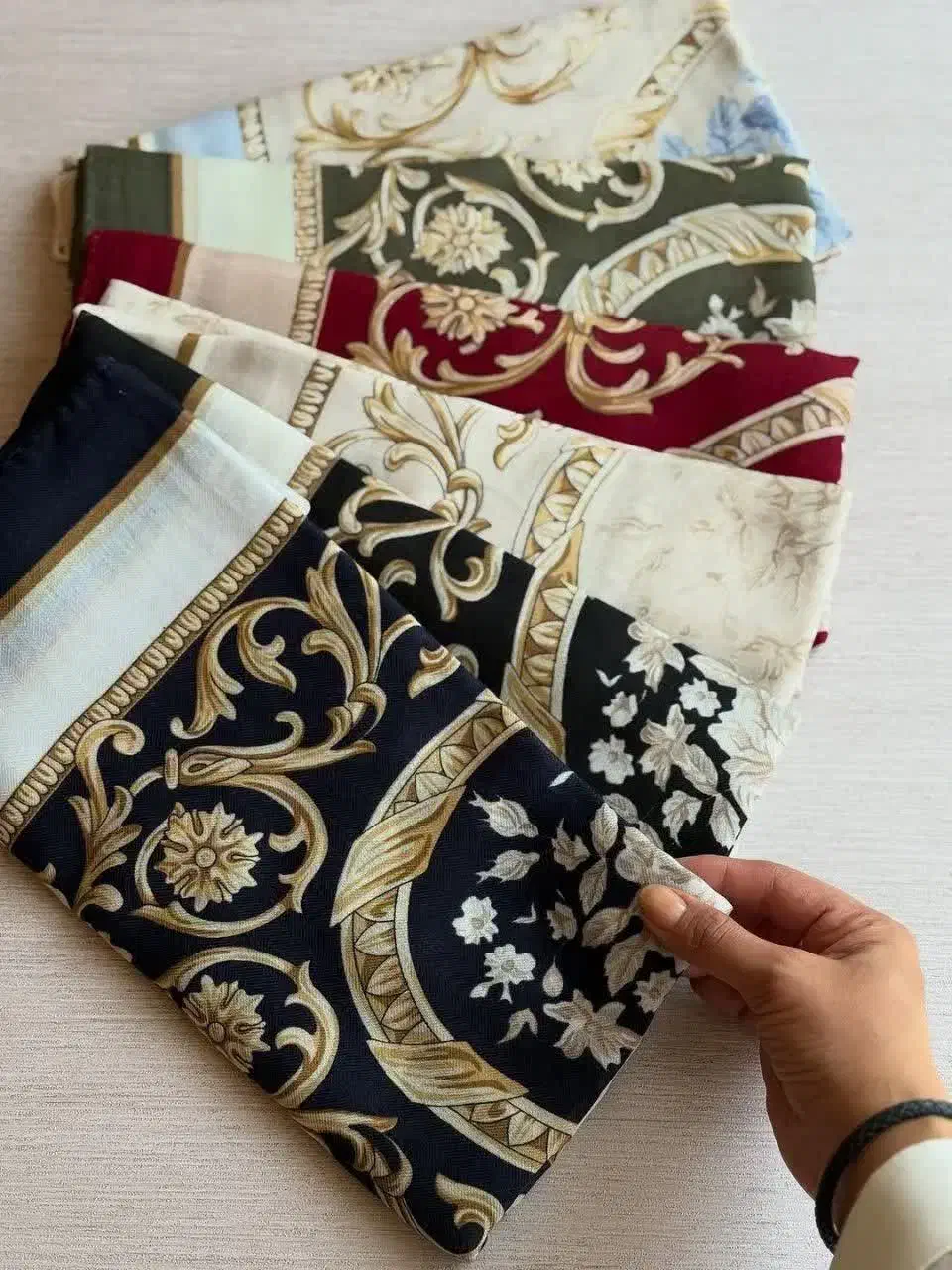 روسری شیک|لباس|رشت, پیرکلاچای|دیوار