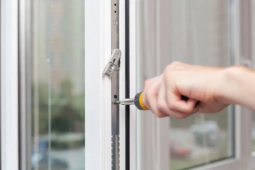 تعمیر وریگلاژ (رگلاژ) درب و پنجره دو جداره upvc|خدمات پیشه و مهارت|اراک, |دیوار